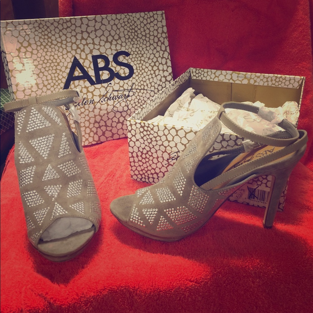 Taupe suede pumps